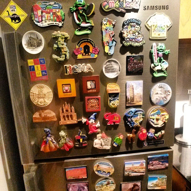 Me encanta la refri de mi mejor amiga es el punto de encuentro de todos los paises que ha visitado. Mi esposito quiere sumarse a la movida jejeee.... #souvenirs #details #pin #pinaddiction #pincollection #travel #trip