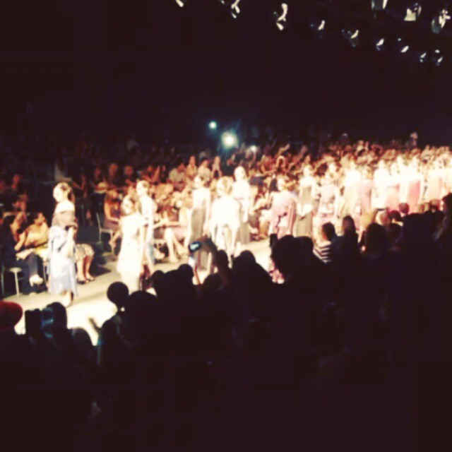 Una excelente propuesta la de #johannaortiz para este #lifweek #lifweekoi15 #runway #colombia #colombiadesigner #fashionvideo #limafashionweek #prints