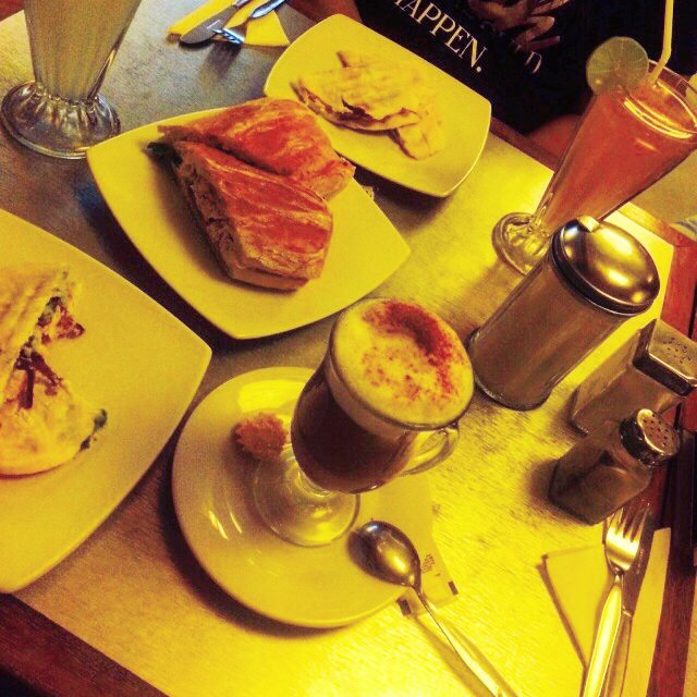 Momentos para compartir...
#lunch #labaguette #capuccino #coffee #lunchtime #friends #dessert