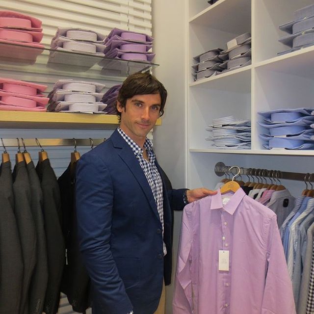 Oscar de la Renta abrió hoy sus puertas en el jockey plaza. Estuvimos en el coctel de apertura. Todos los pirmenores pronto en el blog!
Niteeeee
#oscardelarenta #odlr #opening #jockeyplaza #model #menstyle #blue #fashionmen #shirt #manclothes