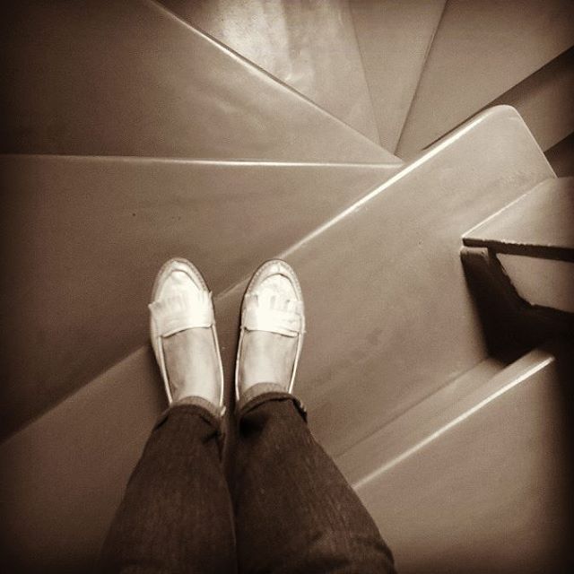 Zapatos de hoy! 
#shoes #creepers #silvershoes #iridiscent #stairway #sepia #instapic #picture #like #jeans