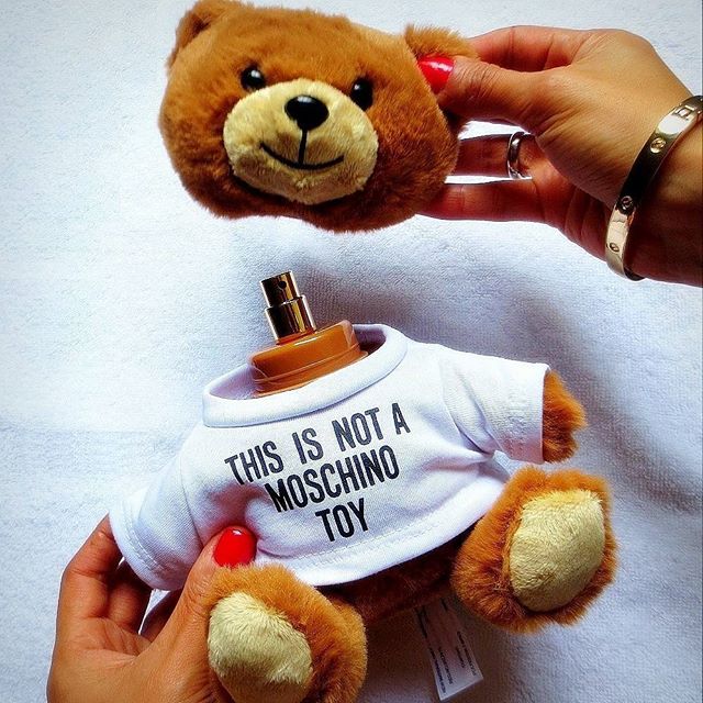 El mejor regalo! #toymoschino la nueva fragancia de #moschino... Un perfume y peluche a la vez!!! Toda la info en el blog 🐻🐻🐻 THIS IS NOT A MOSCHINO TOY!!!!
#parfum #teddybear #moschinoparfum #moschinobear #bear #peluche #toy