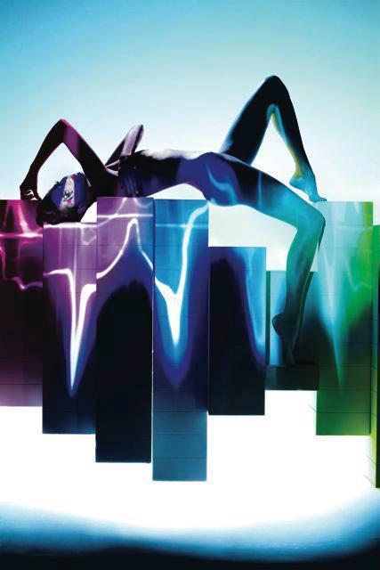 Los tonos del maquillajen van desde los oscuros, platas metalizados y hasta los colores neon. Asi que ya saben lo que la firma americana nos trae para el 2013