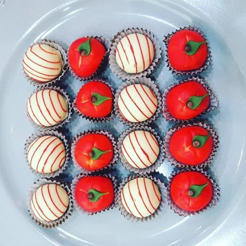 A esta hora provoca!!! 🍓🍅🍊🍏🍎🍈
#dessert #chocolate #mana #dessertlover #whitechocolate #bombon #instapic #fruits #mazapan #foodie #foodporn #dessertporn #dessertporn
